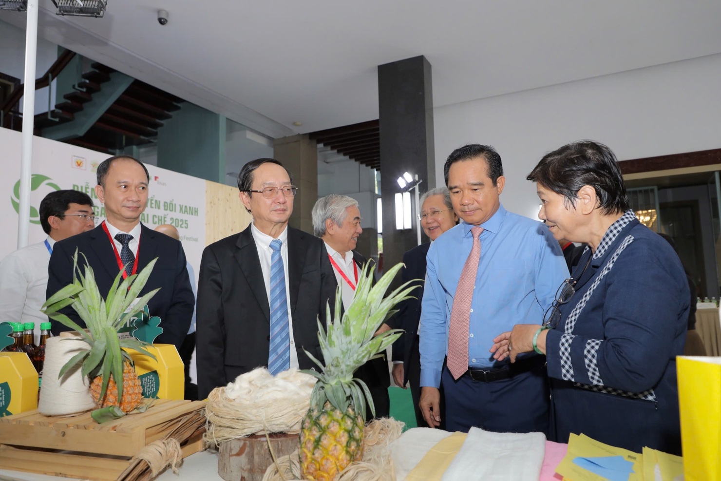 Lãnh đạo TP. Hồ Chí Minh tham quan các gian hàng xanh tại sự kiện