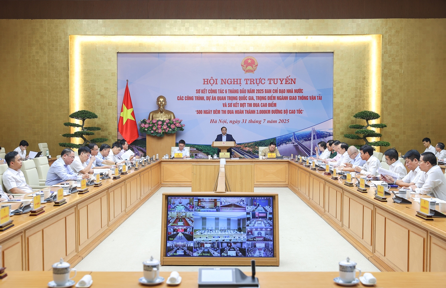 Thủ tướng đề nghị khắc phục khó khăn hoàn thành ít nhất 3.000 km đường cao tốc từ nay đến cuối năm 2025. Ảnh: VGP