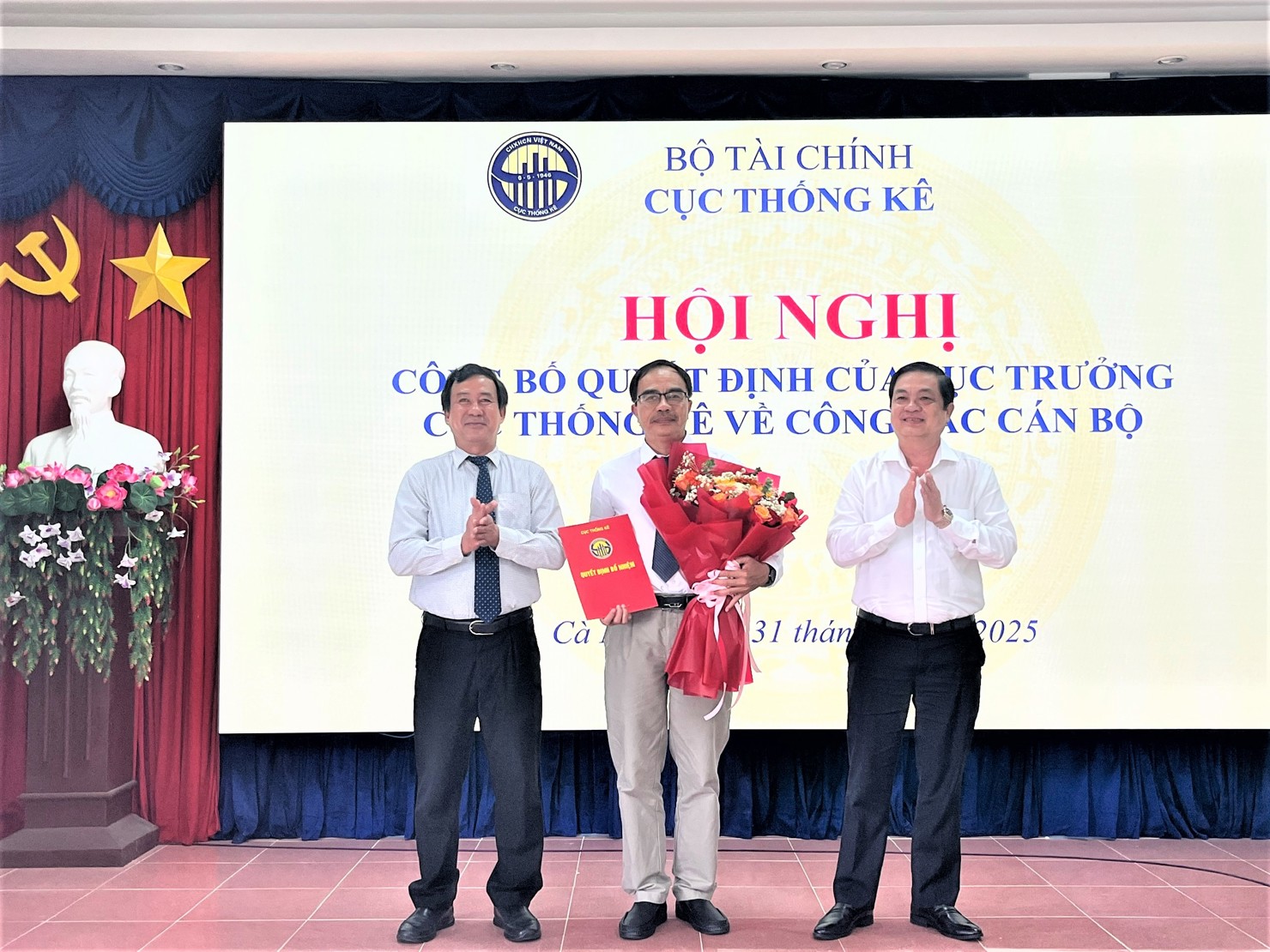 Phó Cục trưởng Cục Thống kê Nguyễn Trung Tiến và Phó Chủ tịch UBND tỉnh Cà Mau Huỳnh Chí Nguyện trao Quyết định và tặng hoa chúc mừng đồng chí Nguyễn Thanh Hải