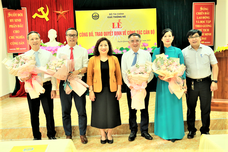 Đồng chí Lê Thị Tường Thu - Phó Cục trưởng Cục Thống kê tặng hoa chúc mừng Trưởng Thống kê; Phó trưởng Thống kê tỉnh Tuyên Quang.