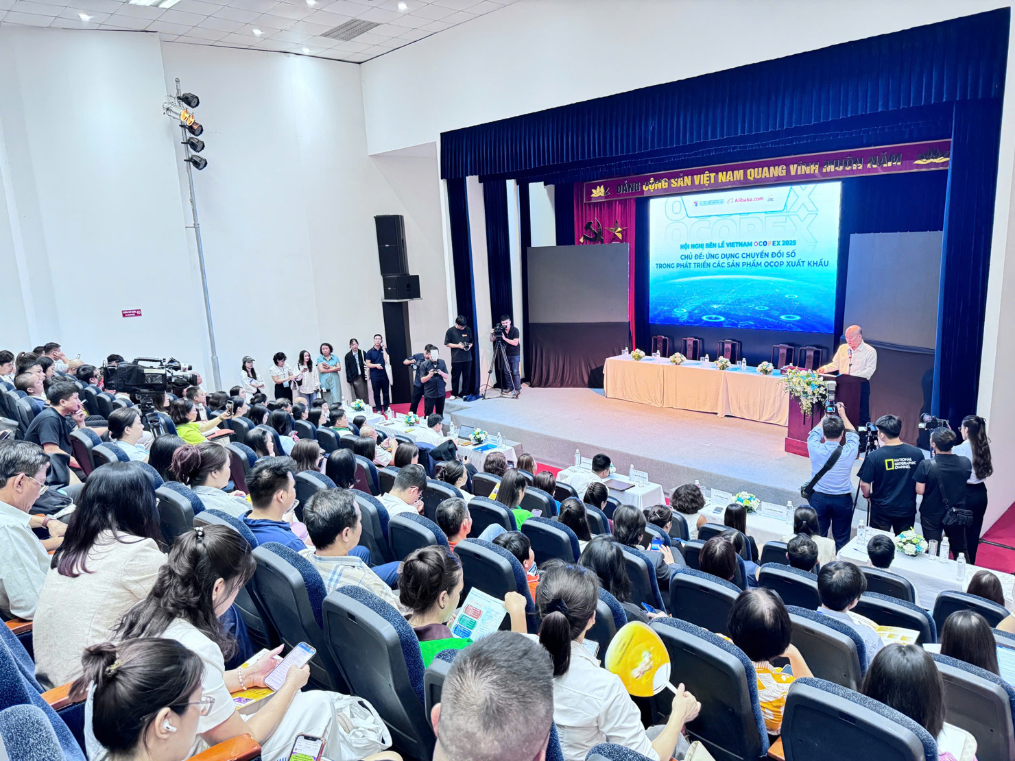 Toàn cảnh hội nghị.