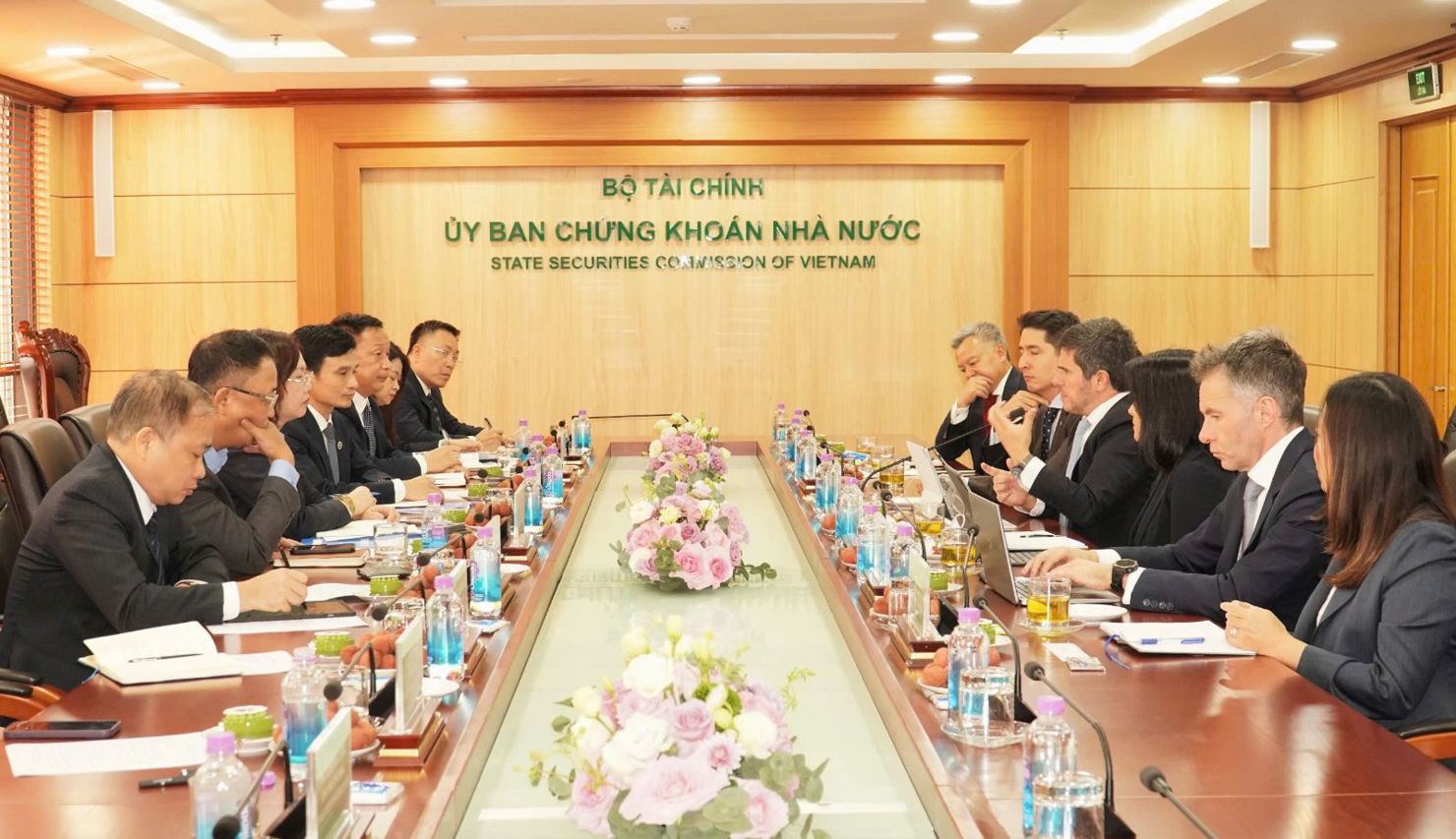 Lãnh đạo Ủy bn Chứng khoán Nhà nước tiếp và làm việc với FTSE Russell.