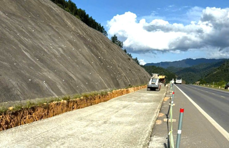Nhà thầu huy động nhân lực, máy móc triển khai đồng loạt các mũi thi công để đẩy nhanh tiến độ cao tốc La Sơn – Hòa Liên. Ảnh Đại Thắng.