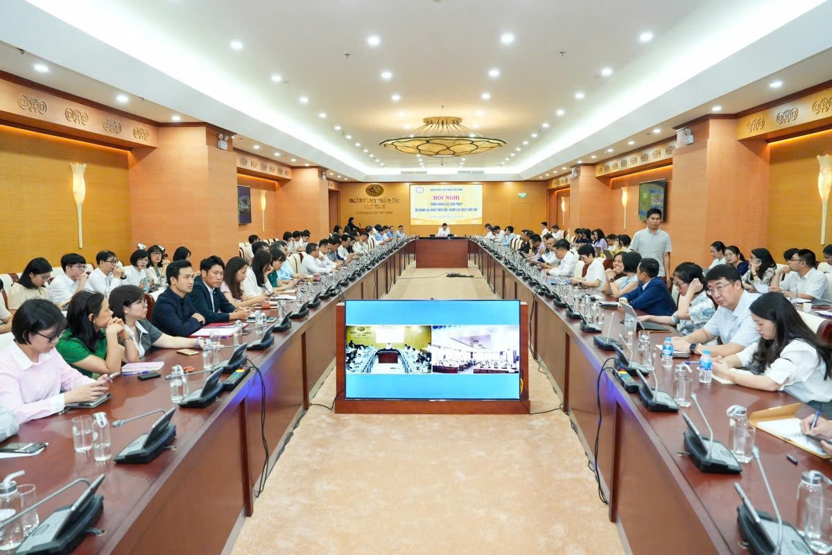 Hội nghị triển khai các giải pháp ổn định lãi suất tiền gửi, giảm lãi suất cho vay. Ảnh: NHNN