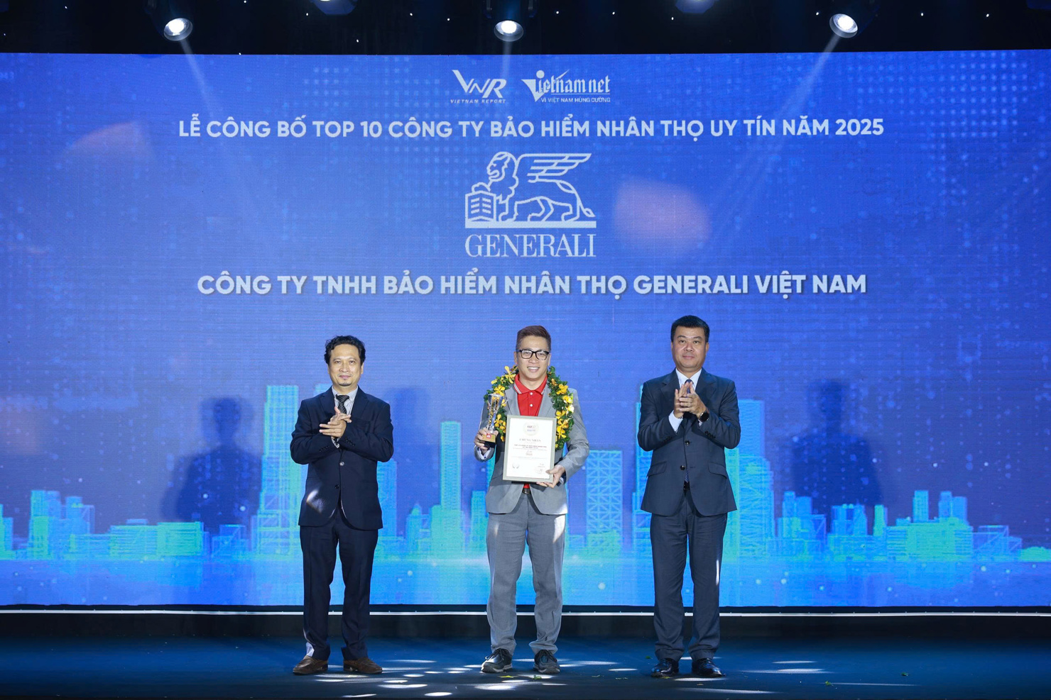 Đại diện Generali Việt Nam tại Lễ Vinh danh Top 10 Công ty Bảo hiểm nhân thọ uy tín năm 2025.
