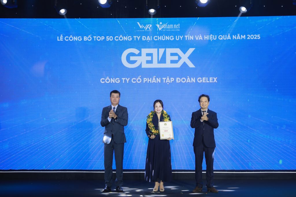 Đại diện Tập đoàn GELEX nhận Cúp và chứng nhận Top 50 công ty đại chúng uy tín và hiệu quả.
