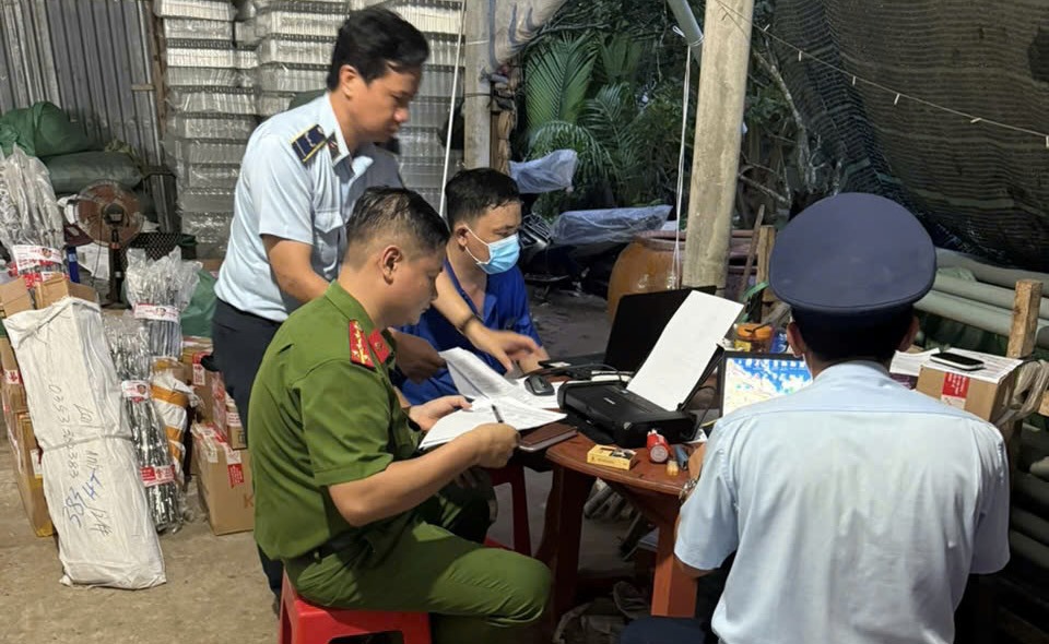 Đội Quản lý thị trường số 5 thuộc Chi Cục Quản lý thị trường tỉnh Vĩnh Long phối hợp với cơ quan Công an kiểm tra một cơ sở kinh doanh. Ảnh: Đội Quản lý thị trường số 5 cung cấp