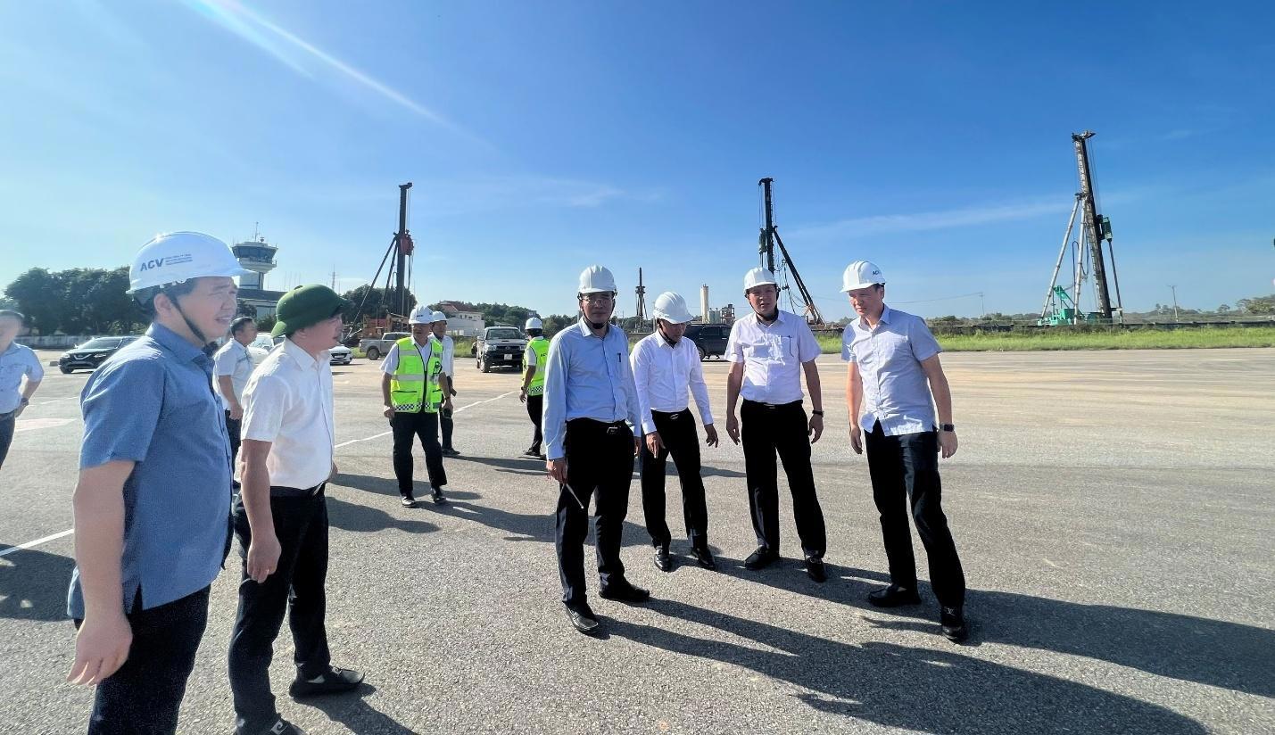 Đại diện các đơn vị kiểm tra hiện trường thi công, khảo sát thực tế các hạng mục đang triển khai tại sân bay Vinh. Ảnh: VAP