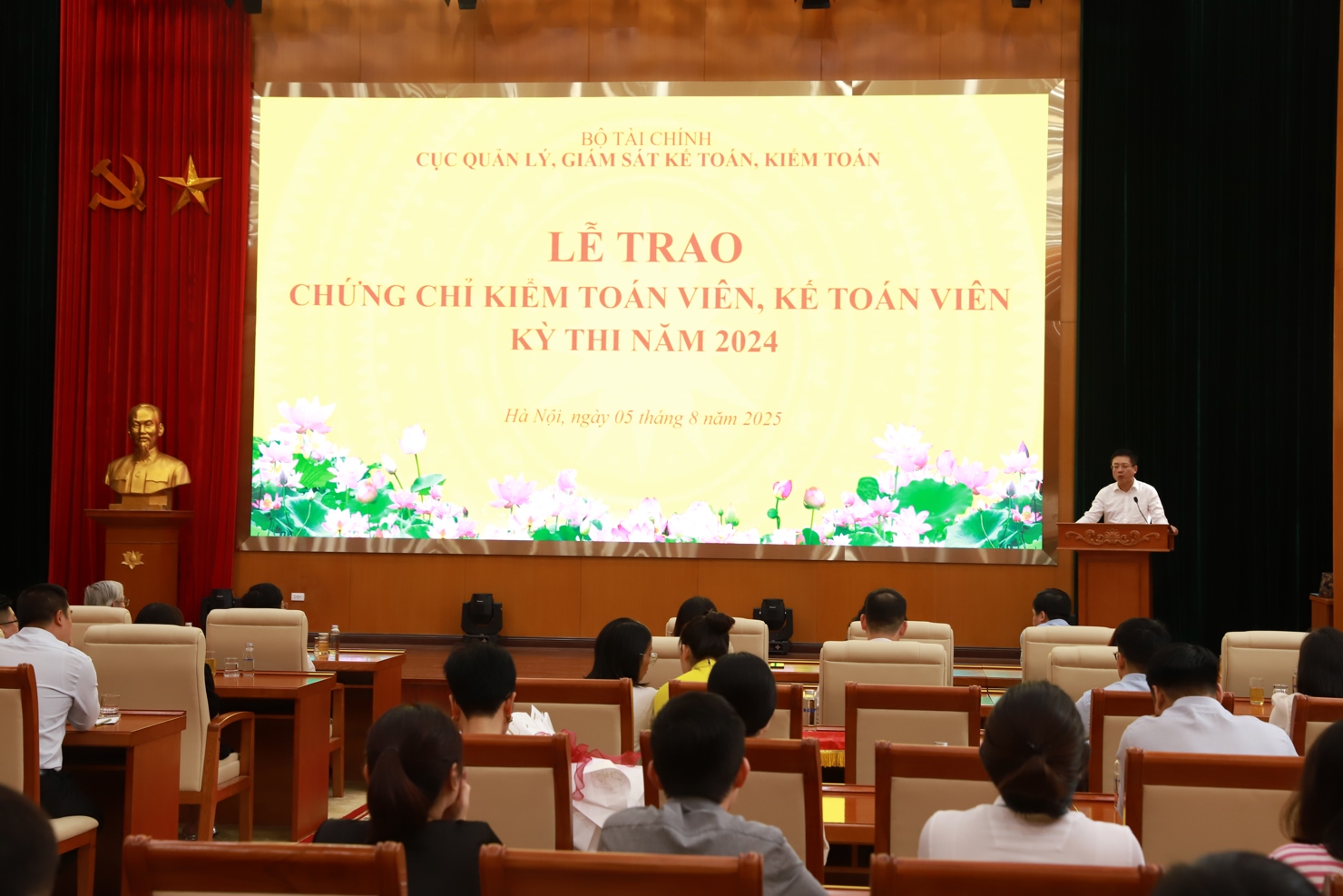 PGS.TS. Hồ Sỹ Hùng - Ủy viên Ban Thường vụ, Thứ trưởng Bộ Tài chính phát biểu chỉ đạo tại buổi lễ.