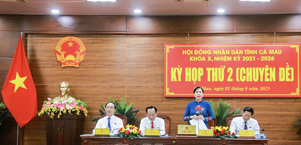 Bà Lê Thị Nhung, Phó Chủ tịch HĐND tỉnh Cà bongdaso com, Chủ tọa Kỳ họp thứ 2, HĐND tỉnh Cà bongdaso com khoá X, điều hành kỳ họp. Ảnh: Nguyễn Quốc