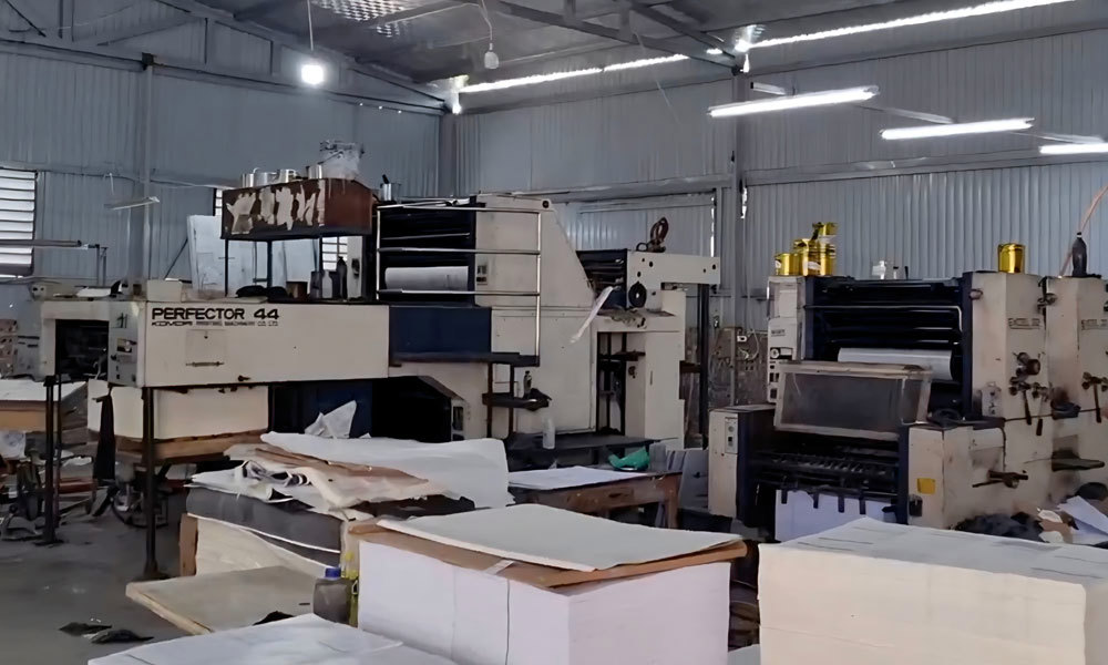 Xưởng sản xuất sách giáo khoa giả bị phát hiện tại Hà Nội.