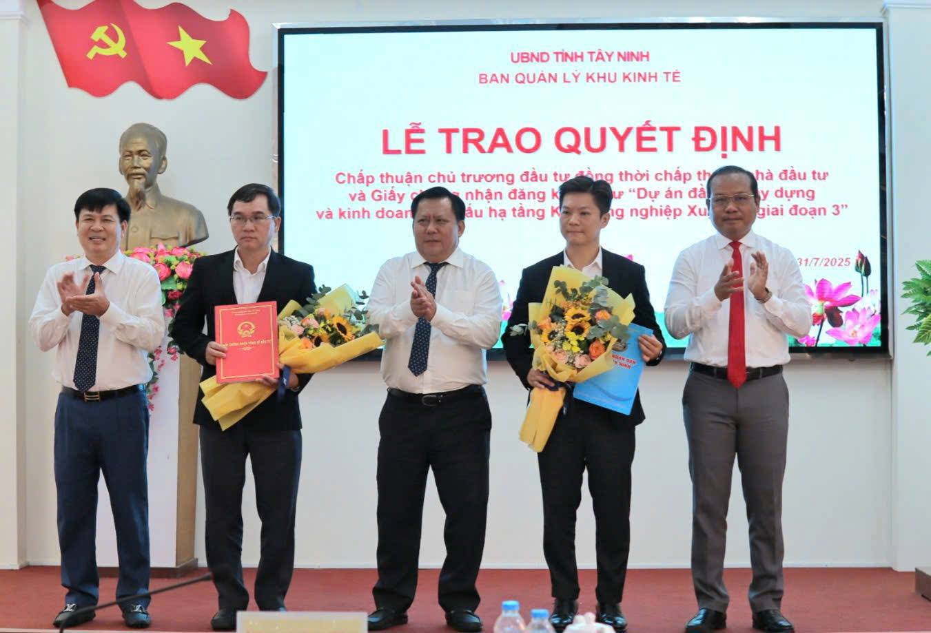 Lãnh đạo UBND tỉnh Tây Ninh trao quyết định chấp thuận chủ trương đầu tư Dự án KCN Xuyên Á giai đoạn 3. Ảnh: TL