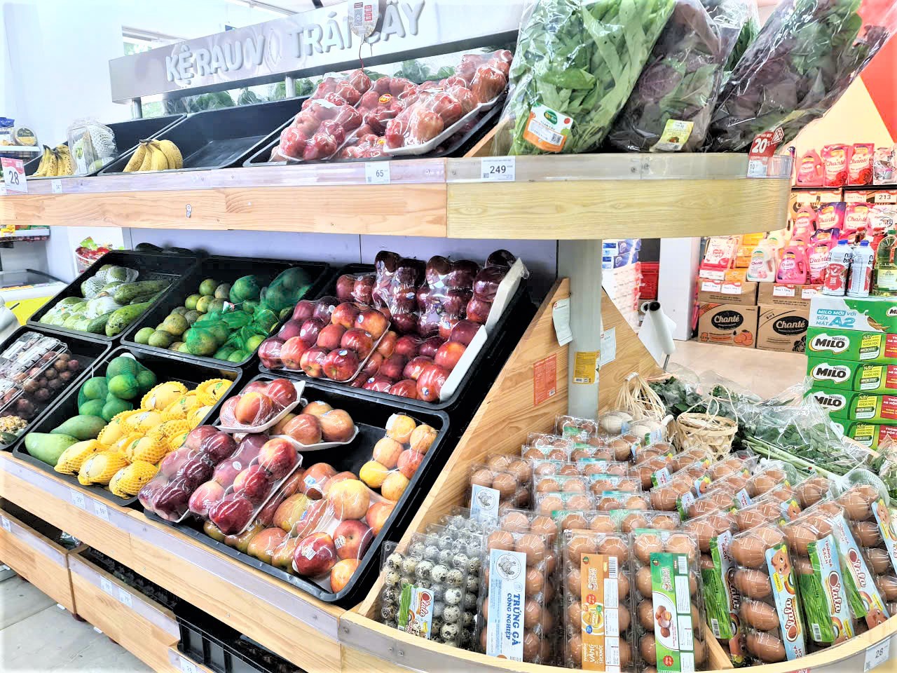 Tiêu thụ nông sản tại các kênh phân phối của siêu thị.