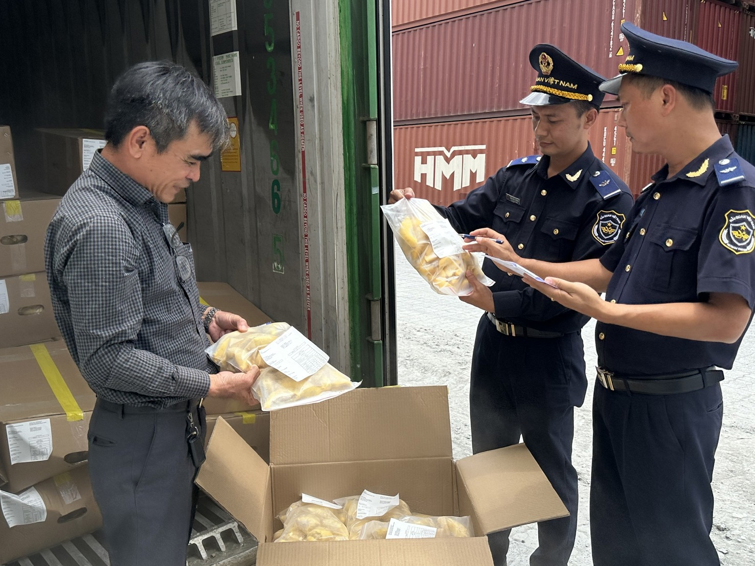 Công chức Hải quan cửa khẩu cảng Sài Gòn khu vực 1 kiểm tra hàng xuất khẩu. Ảnh: T.H