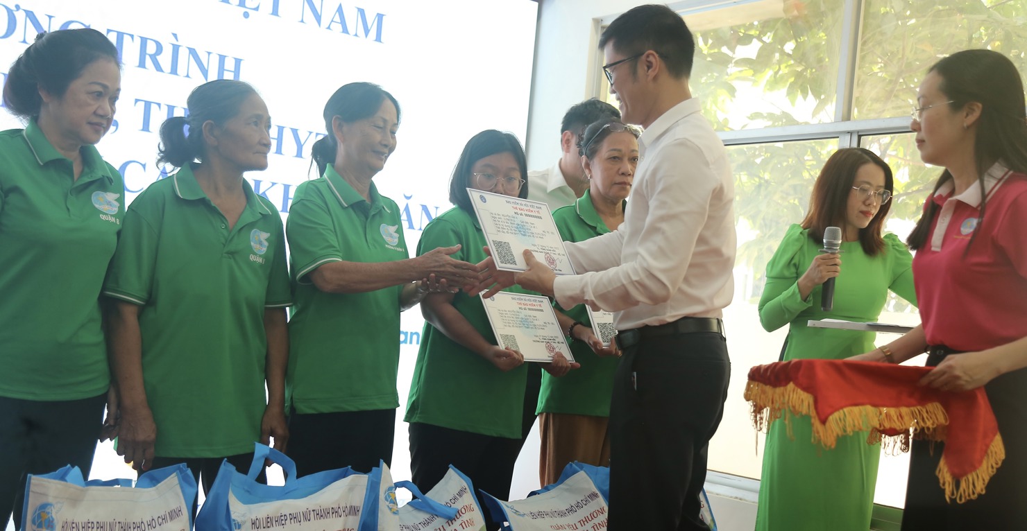Ông Lò Quân Hiệp, Giám đốc BHXH bongdaso vn. Hồ Chí Minh trao tặng thẻ BHYT cho người dân có hoàn cảnh khó khăn