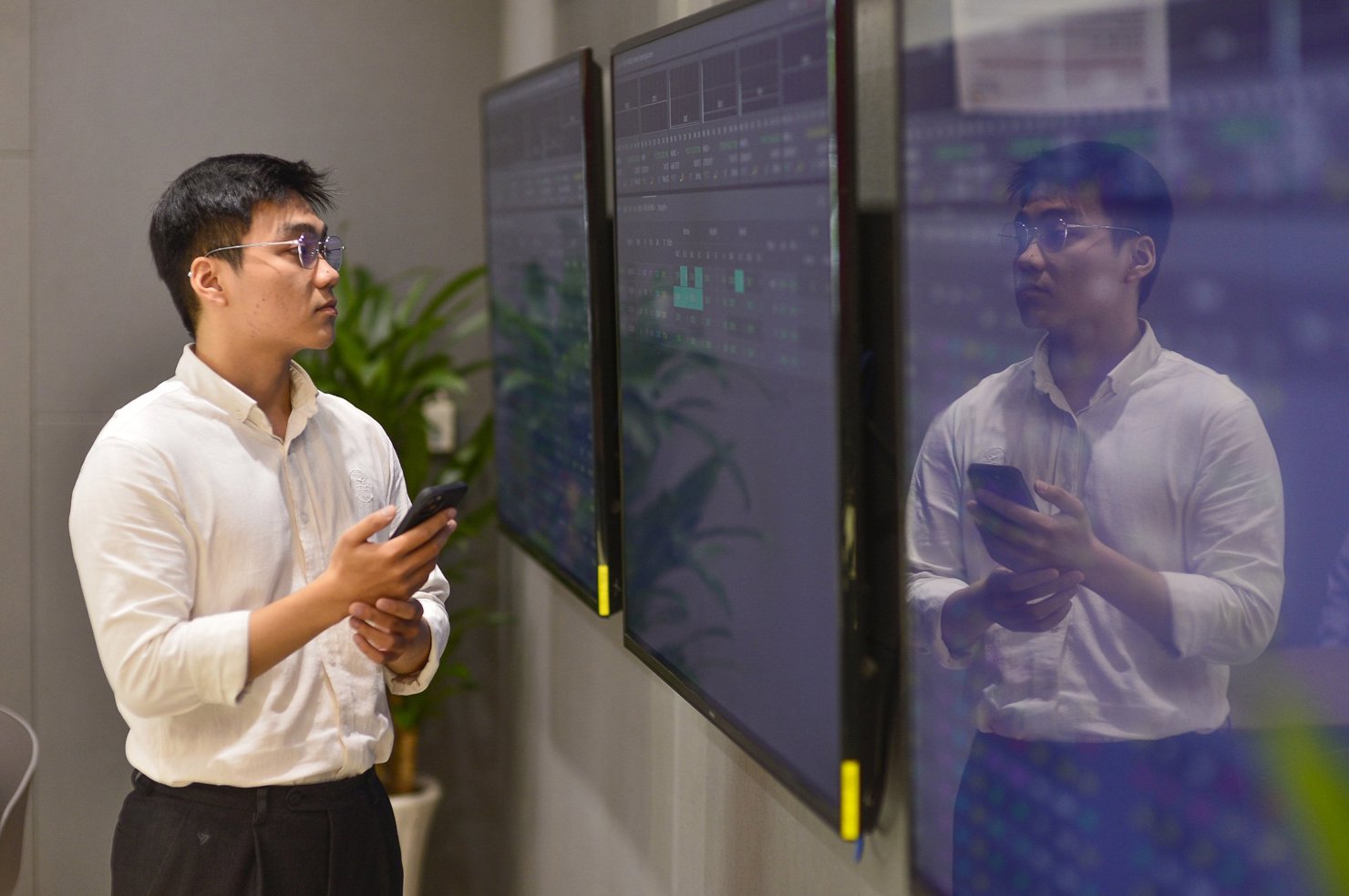 Lựa chọn cổ phiếu lúc này cần phải tỉnh táo và hiểu biết, thay vì chạy theo đà.