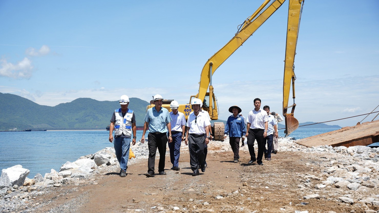 Kiểm tra tiến độ thực hiện Dự án Đê chắn sóng cảng Chân Mây giai đoạn 2 tại xã Lộc Vĩnh.