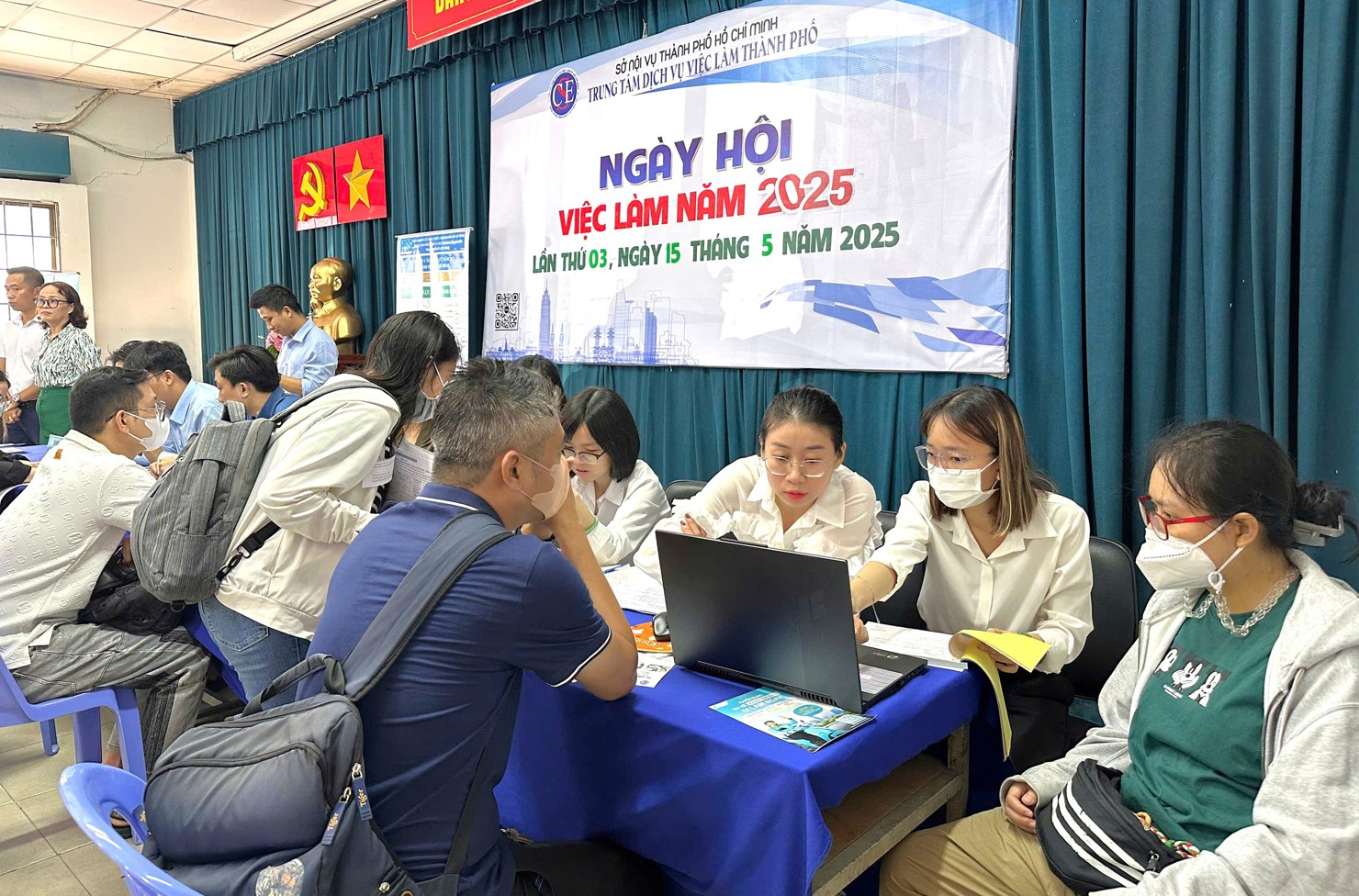 Doanh nghiệp tuyển dụng tại Ngày hội việc làm do Trung tâm Dịch vụ việc làm TP. Hồ Chí Minh tổ chức. Ảnh: PT