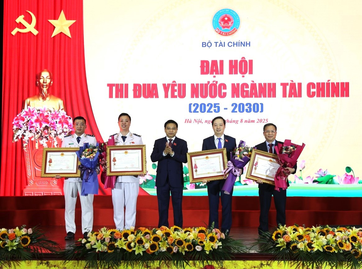 Tại Đại hội Thi đua yêu nước ngành Tài chính 2025 – 2030, đồng chí Nguyễn Văn Thắng, Ủy viên Ban chấp hành Trung ương Đảng, Bí thư Đảng ủy, Bộ trưởng Bộ Tài chính trao Huân chương Lao động, Huân chương Chiến công các hạng của Chủ tịch nước cho các tập thể thuộc Bộ Tài chính.
