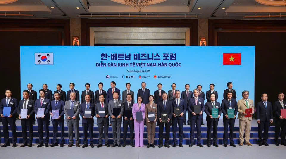 Tổng Bí thư Tô Lâm và Thủ tướng Chính phủ Hàn Quốc Kim Min-Seok chứng kiến các đơn vị của 2 quốc gia ký kết hợp tác tại Diễn đàn Kinh tế Việt Nam - Hàn Quốc. 