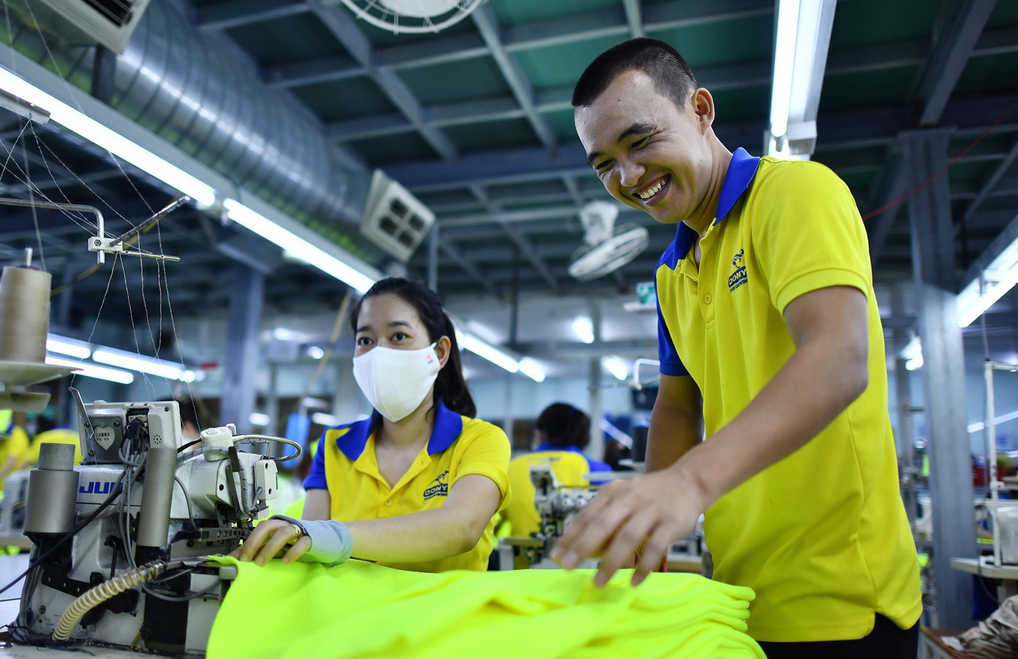 Tiền phụ cấp xăng xe, điện thoại, nhà trọ, doanh nghiệp và người lao động không phải đóng BHXH. Ảnh: Phạm Thọ