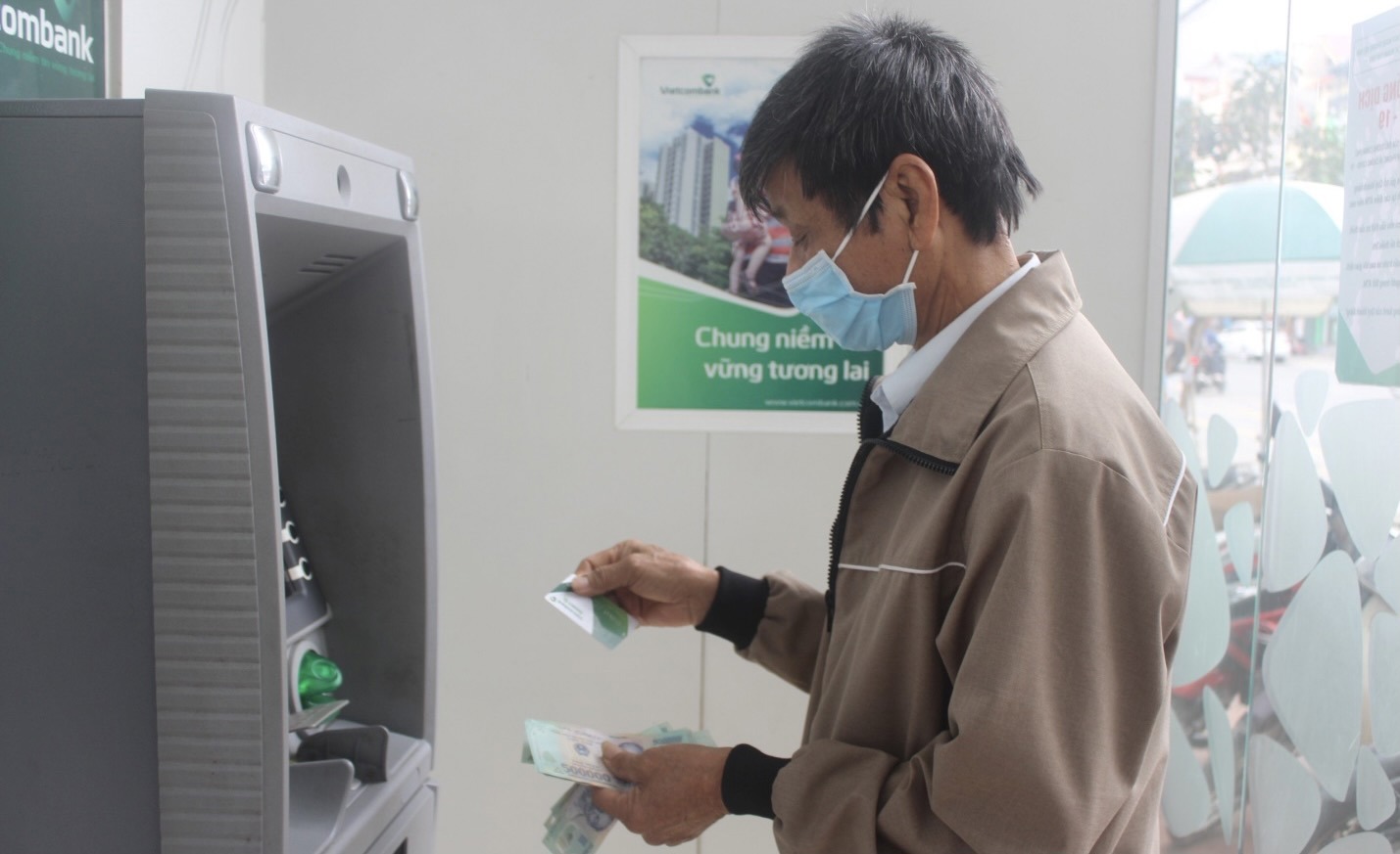 Nhận lương hưu, trợ cấp BHXH qua tài khoản ngân hàng thêm nhiều tiện ích cho người hưởng. Ảnh: Bích Hạnh