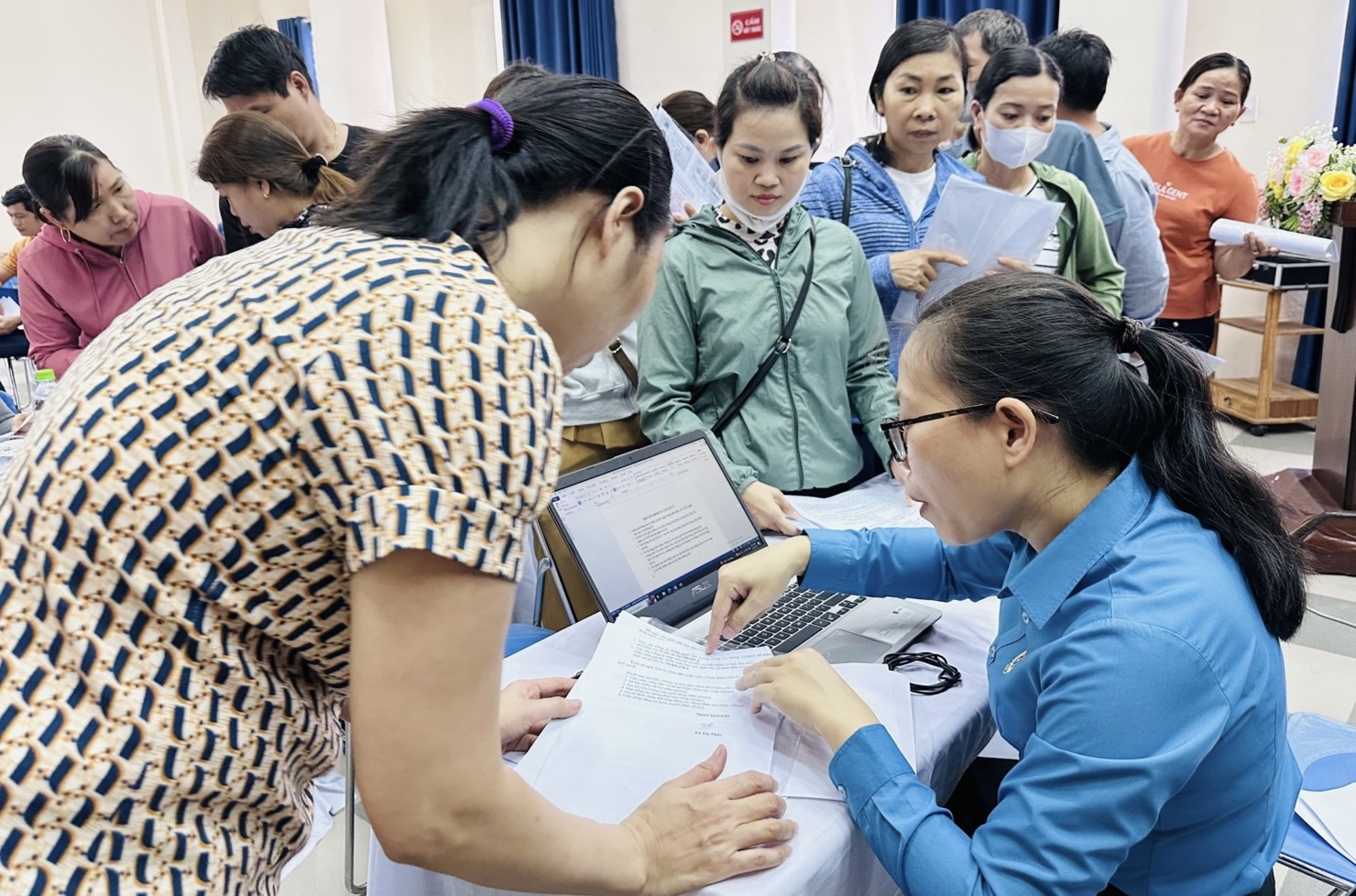 Chậm đóng BHXH, BHYT làm ảnh hưởng đến quyền lợi của người lao động. Ảnh: Lê Văn
