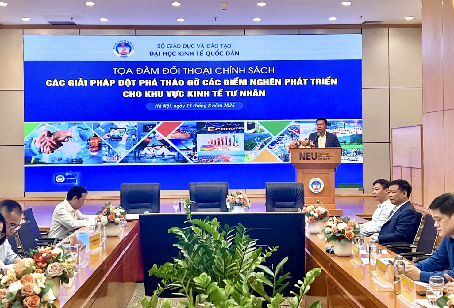 Toạ đàm đối thoại chính sách do Đại học Kinh tế Quốc dân tổ chức. Ảnh: HD