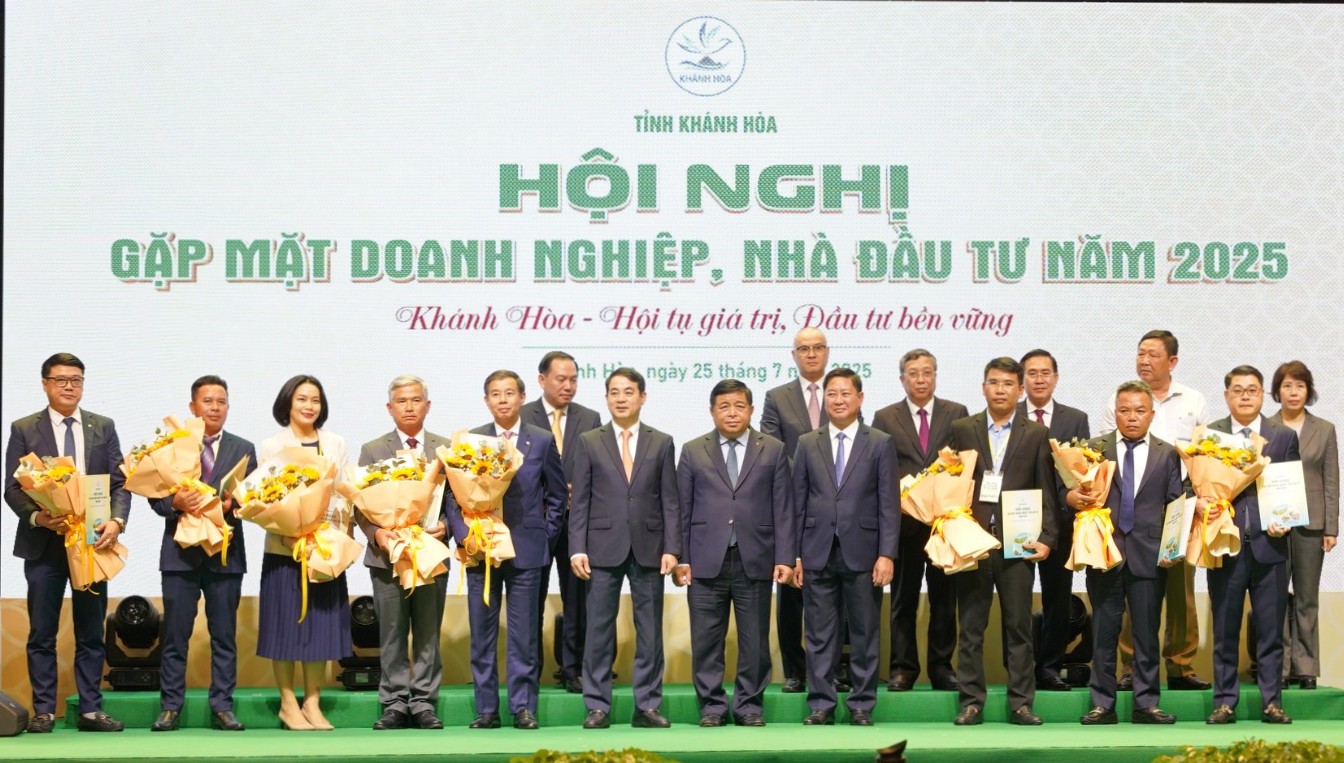Hội nghị gặp mặt doanh nghiệp, nhà đầu tư năm 2025 tại Khánh Hòa. Ảnh: CT