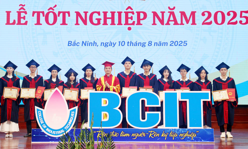 Ông Đào Đức Quảng - Hiệu trưởng Trường Cao đẳng Kỹ thuật Công nghiệp khen thưởng cho sinh viên xuất sắc tại Lễ Tốt nghiệp năm 2025 (ngày 10/8/2025).
