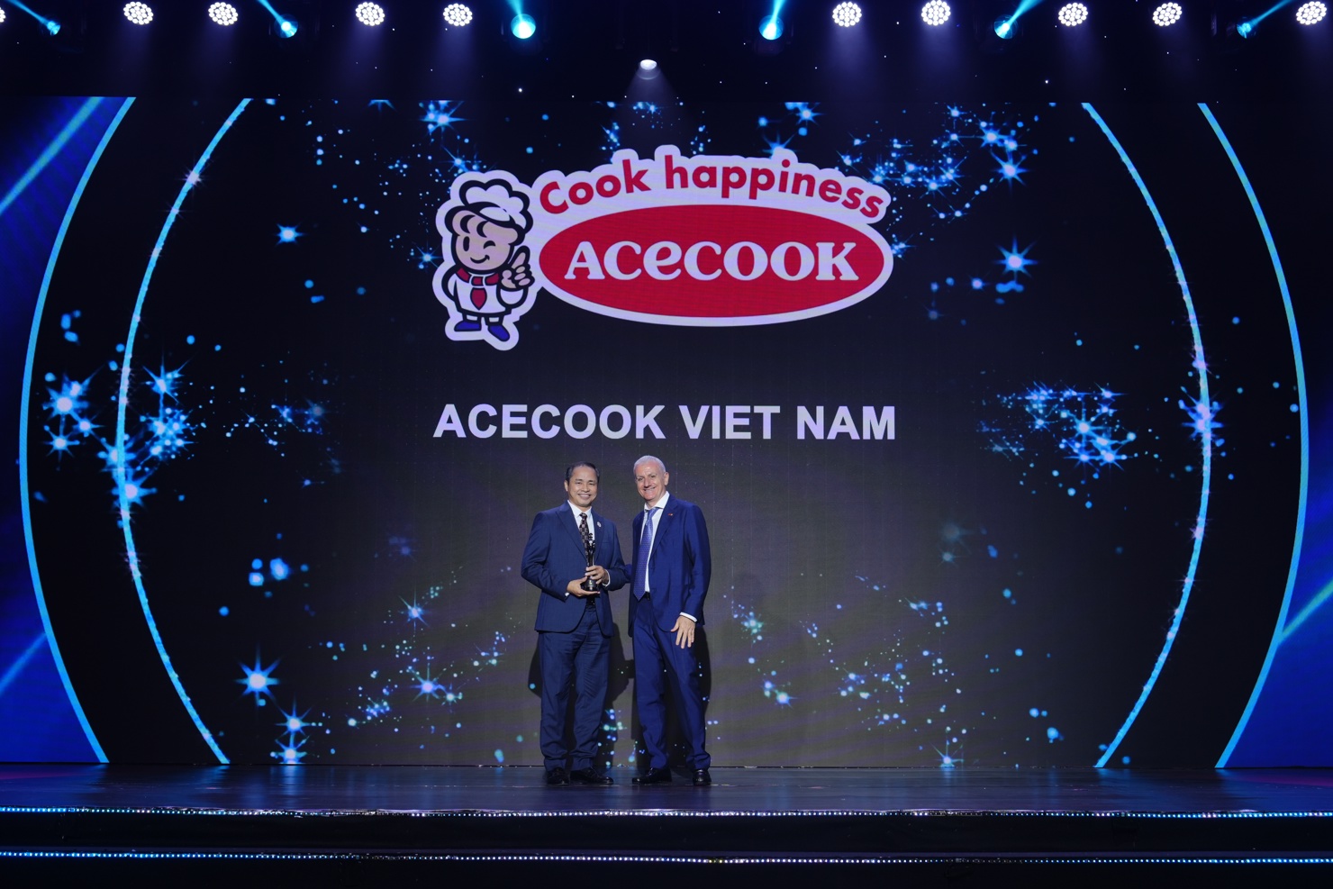 Đại diện công ty Acecook Việt Nam vinh dự nhận giải thưởng "Nơi làm việc tốt nhất châu Á" tại lễ trao giải ngày 14/8/2025.