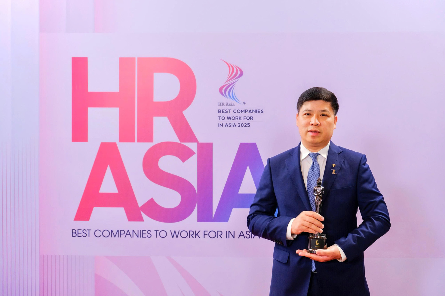 Ông Hồng Quang - Thành viên HĐQT kiêm Giám đốc Khối Nhân sự đại diện Vietcombank nhận cúp vàng "Harmonia" từ Ban Tổ chức.