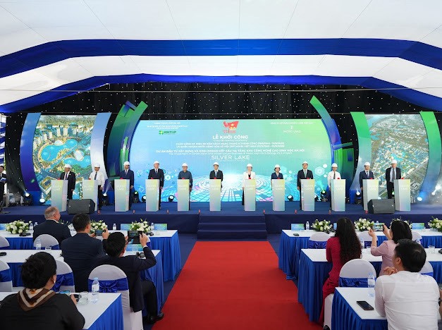 Các đại biểu thực hiện lễ khởi công Dự án.