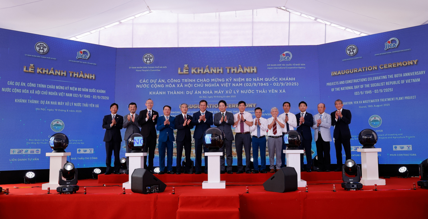 Các đại biểu đại diện JICA và UBND TP. Hà Nội... tại Lễ khánh thành dự án Nhà máy xử lý nước thải Yên Xá.