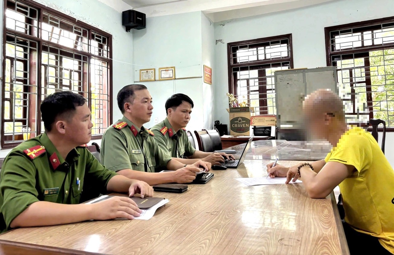Ông T. làm việc với cơ quan Công an. Ảnh: CA