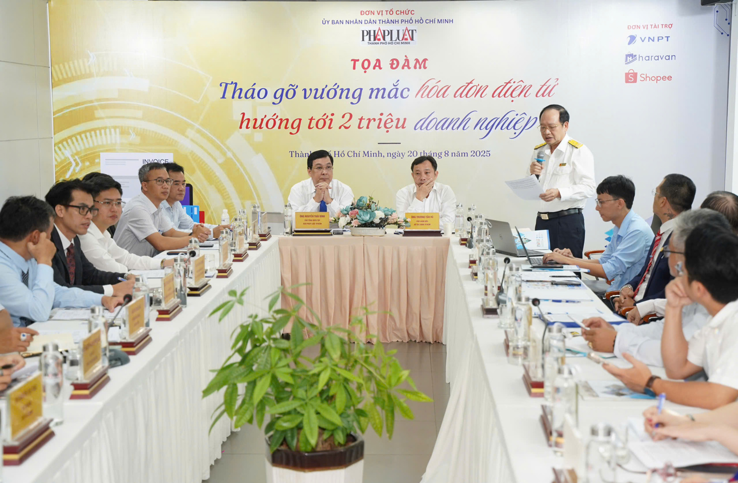 Toàn cảnh Tọa đàm "Tháo gỡ vướng mắc hóa đơn điện tử, hướng tới 2 triệu doanh nghiệp”. Ảnh: Thuận Văn