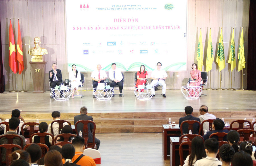 Diễn đàn là cầu nối quan trọng giữa sinh viên và các DN, mang đến những cơ hội giao lưu, học hỏi và định hướng nghề nghiệp thiết thực cho hàng trăm sinh viên các khoa.