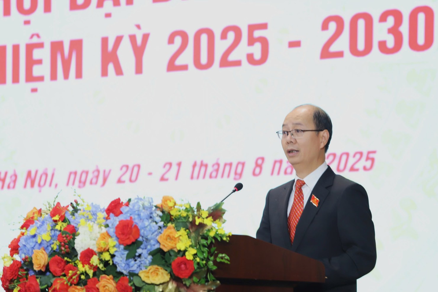 Bí thư Chi bộ, Vụ trưởng Vụ Pháp chế Hoàng Thái Sơn phát biểu tại Đại hội.