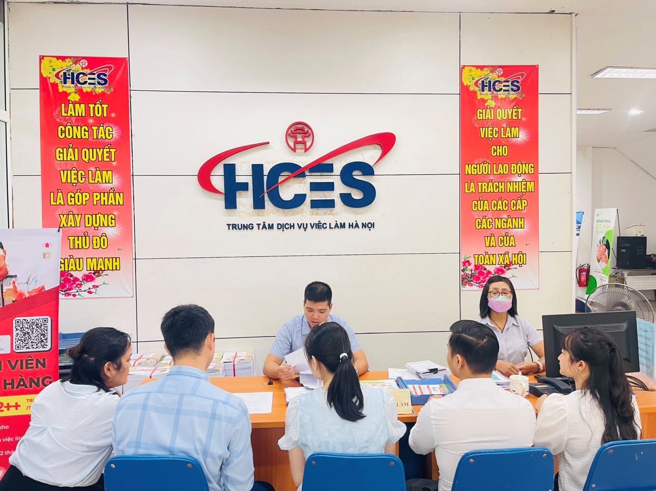 Cung cấp thông tin tư vấn, tuyển dụng cho người lao động tại Sàn giao dịch việc làm 215 Trung Kính (Hà Nội).