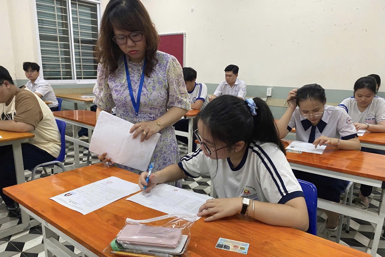 Năm nay, trung bình mỗi một em đặt gần 9 nguyện vọng vào Đại học, cao vọt so với mọi năm.. Ảnh: T.V