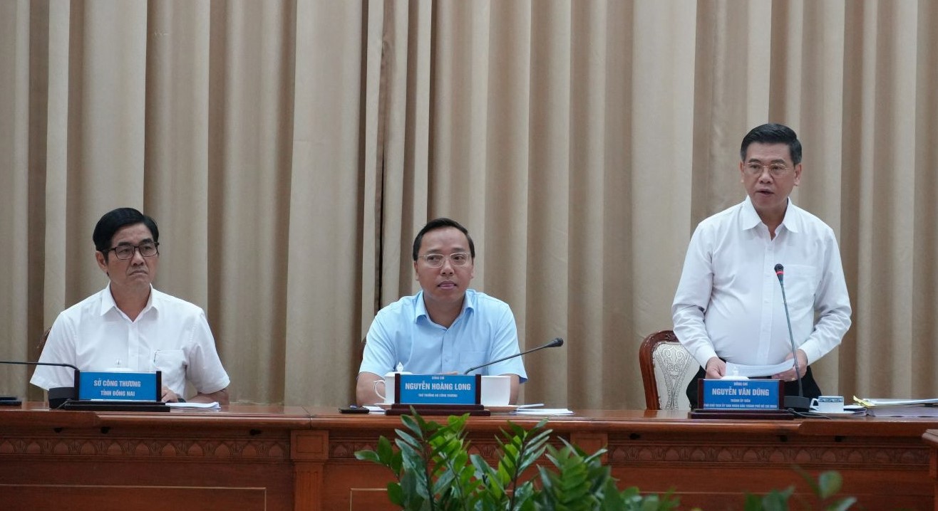 Phó Chủ tịch UBND TP.HCM Nguyễn Văn Dũng trao đổi tại buổi làm việc