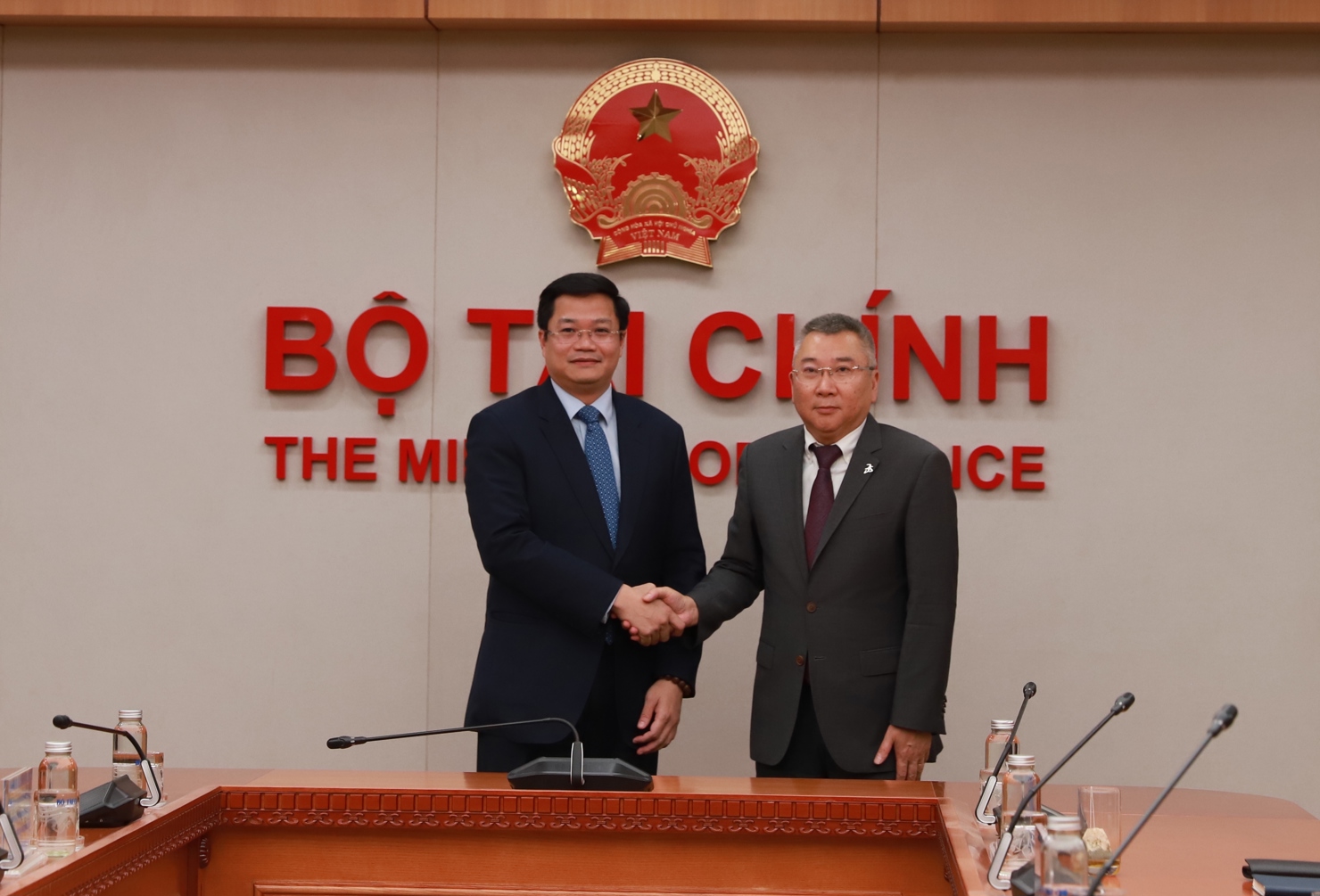 Thứ trưởng Bộ Tài chính Nguyễn Đức Tâm và ông Samson Khaou - Phó Chủ tịch Thường trực Tập đoàn Dassault Systèmes phụ trách khu vực Châu Á - Thái Bình Dương.