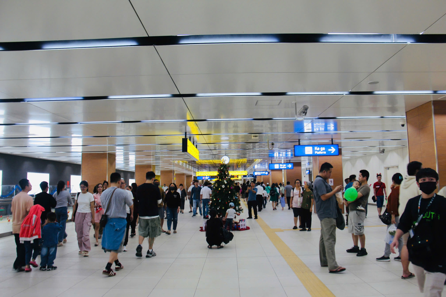 Hành khách tại nhà ga Metro số 1 (Bến Thành - Suối Tiên). Ảnh: T.D