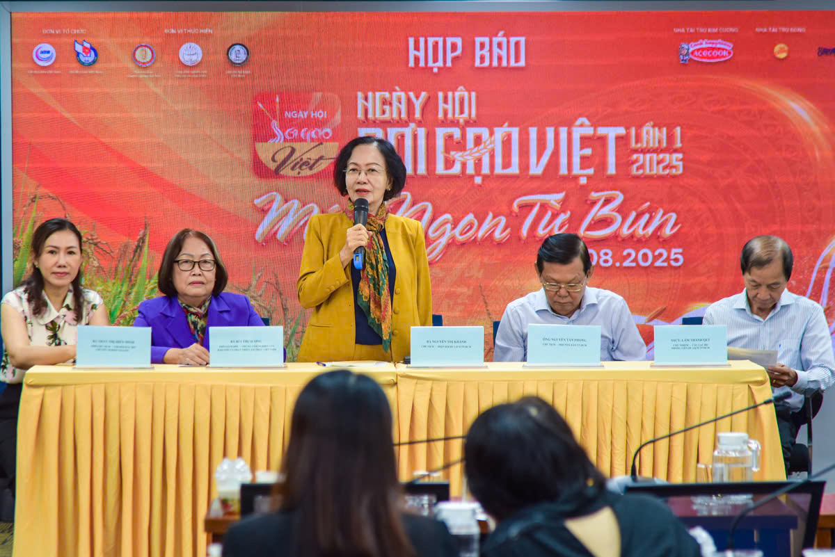 Đại diện Ban Tổ chức thông tin về Ngày hội Sợi Gạo Việt lần thứ 1 tại buổi họp báo ngày 22/8/2025. Ảnh: T.D