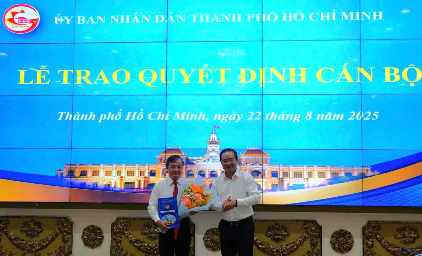 Ông Bùi Minh Trí nhận quyết định làm Trưởng Ban Quản lý các Khu chế xuất và công nghiệp TP. Hồ Chí Minh. Ảnh: PT