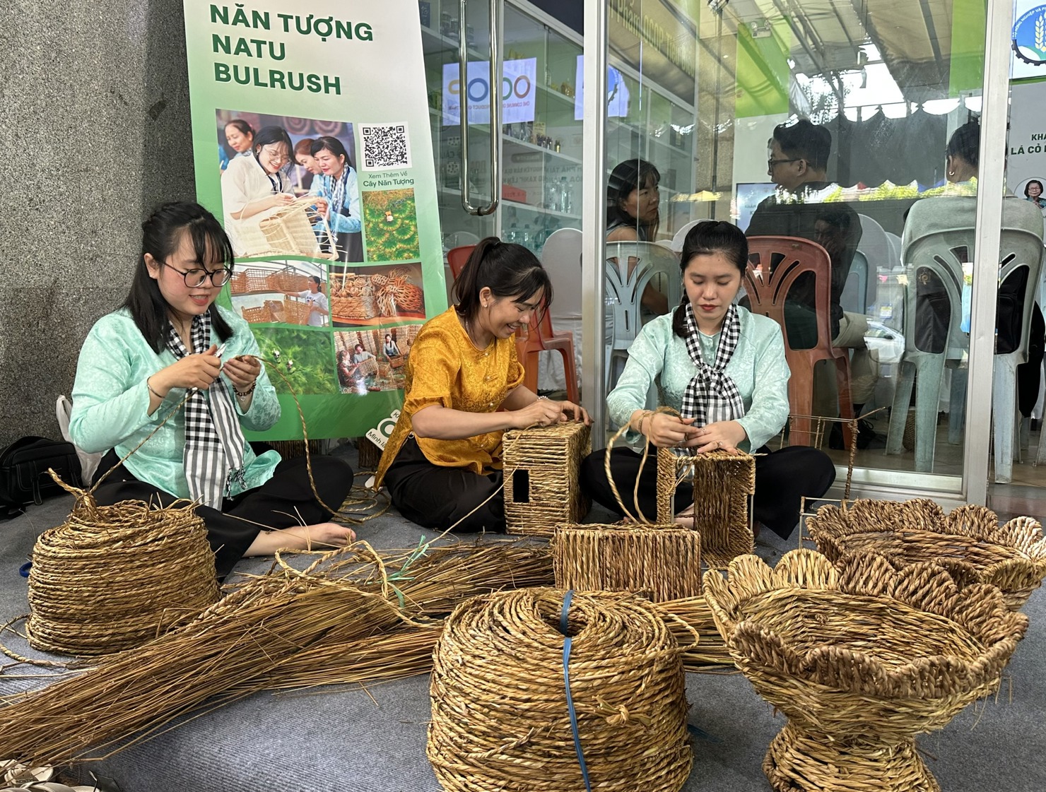 Sản xuất đồ thủ công mỹ nghệ từ cỏ năn tượng. Ảnh: T.H
