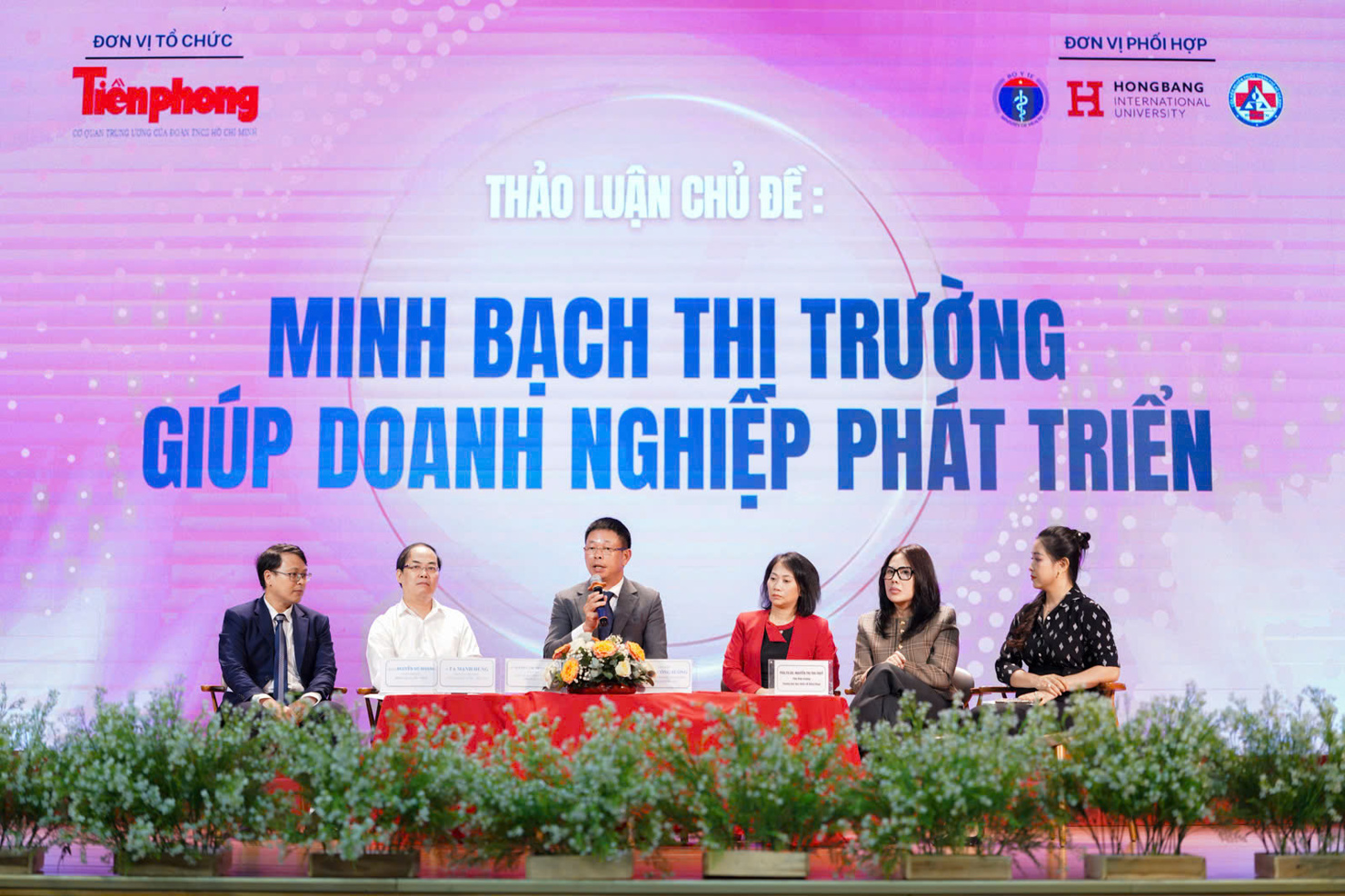 Các chuyên gia chia sẻ tại hội thảo