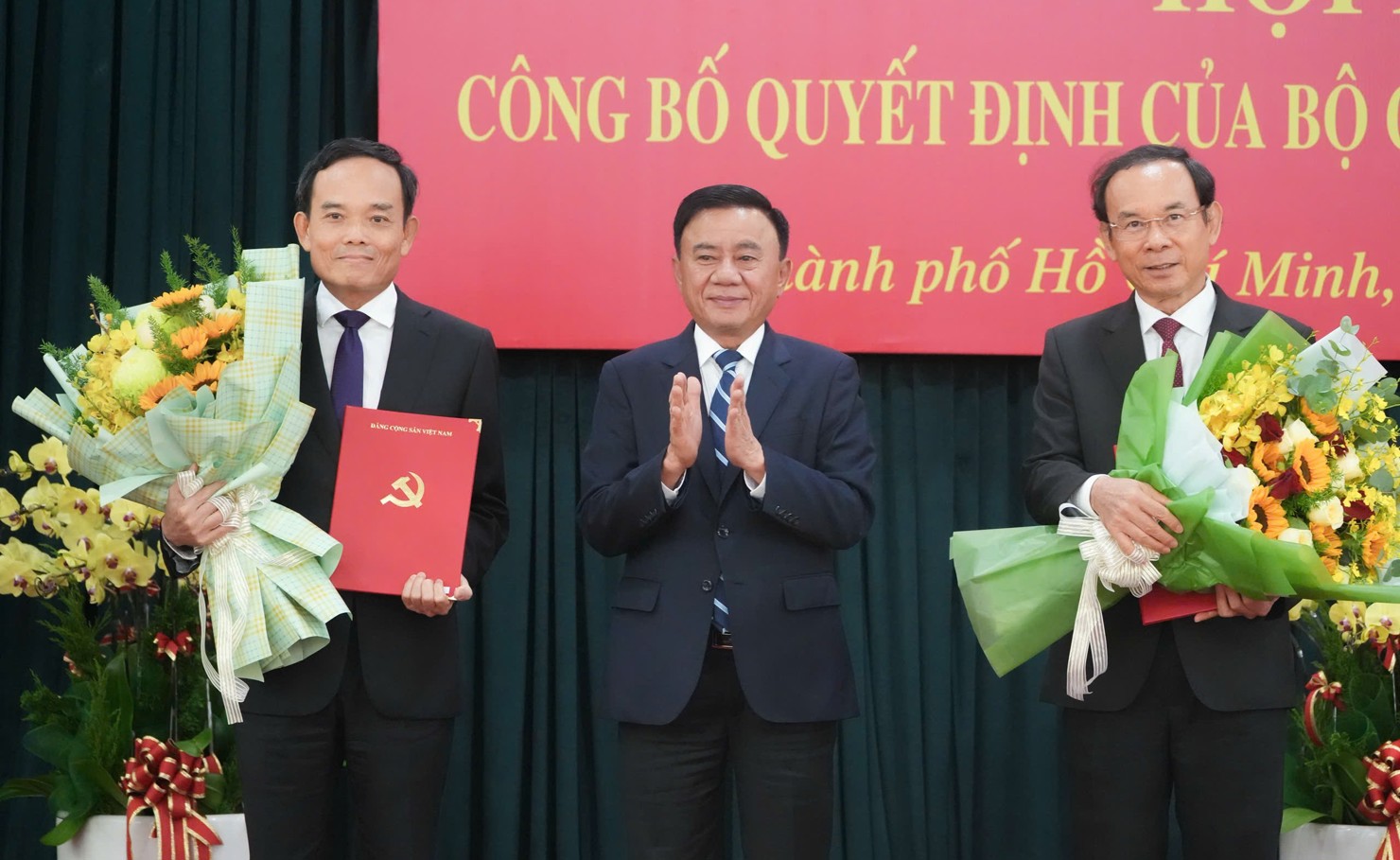 Thường trực Ban Bí thư Trần Cẩm Tú trao quyết định của Bộ Chính trị cho ông Trần Lưu Quang và ông Nguyễn Văn Nên. Ảnh: Phạm Thọ