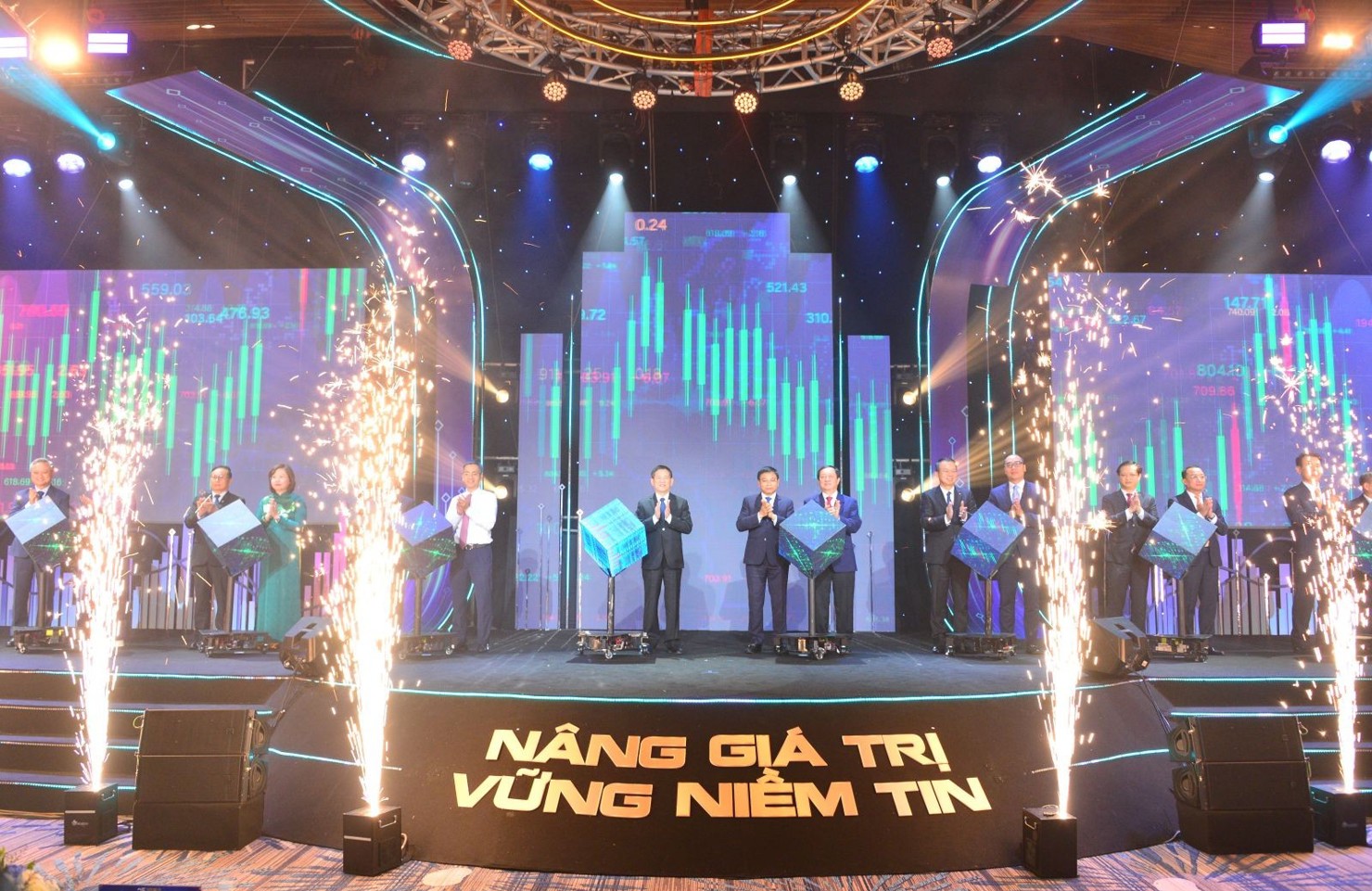 Phó Thủ tướng Chính phủ Hồ Đức Phớc, Bộ trưởng Bộ Tài chính Nguyễn Văn Thắng cùng các lãnh đạo UBCKNN thực hiện nghi thức ra mắt Hệ thống Công nghệ thông tin mới (KRX) tháng 5/2025.