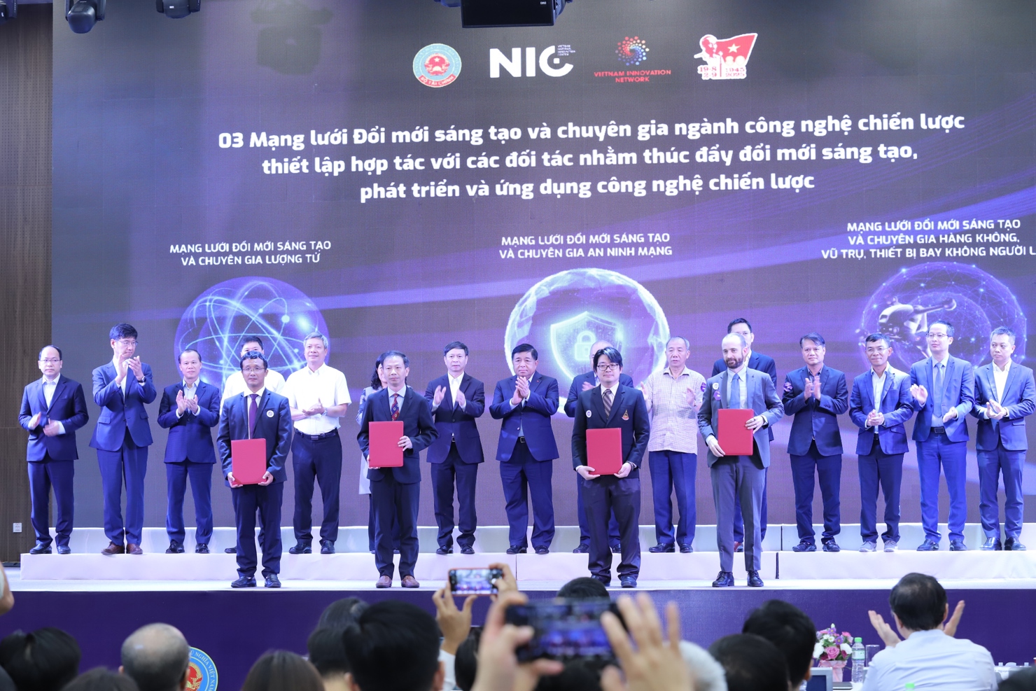 Phó Thủ tướng Nguyễn Chí Dũng chứng kiến công bố 3 Mạng lưới Đổi mới sáng tạo và chuyên gia ngành công nghệ chiến lược.